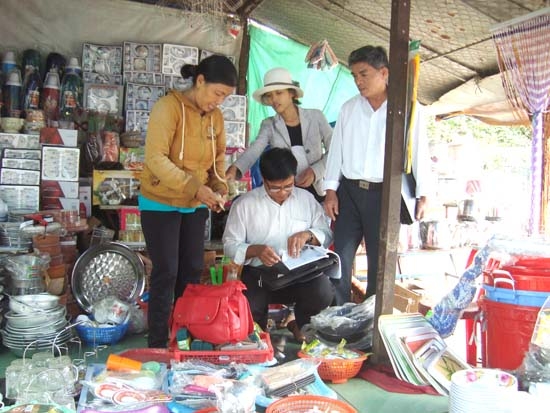 Cán bộ Chi cục Thuế huyện đảo Lý Sơn kiểm tra, chống gian lận thuế tại chợ Lý Sơn.