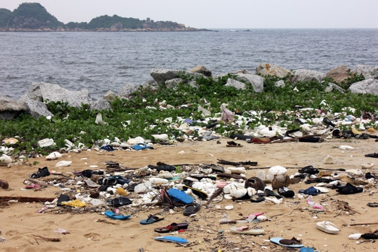 Đây là một trong hàng nghìn bãi tập kết rác ở vùng ven biển. Các miếng phao xốp và nhiều vật dụng hàng ngày bị thải ra biển và theo sóng biển tấp lại vào bờ.