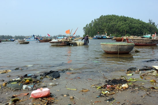 Cảnh thường thấy ở các bãi biển, và người dân vẫn phớt lờ chuyện rác thải và cho đó là chuyện bình thường.
