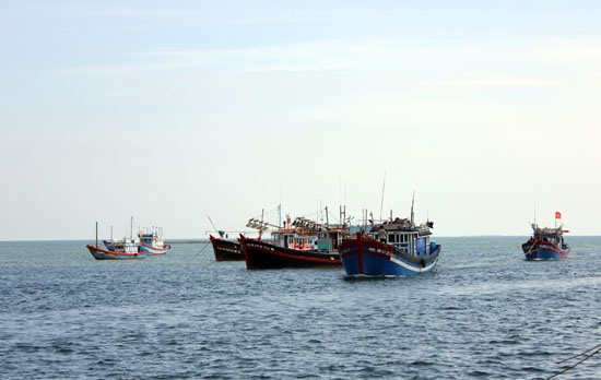 Lực lượng chức năng đã bắt giữ tàu chở xăng trái phép tại cảng Dung Quất
