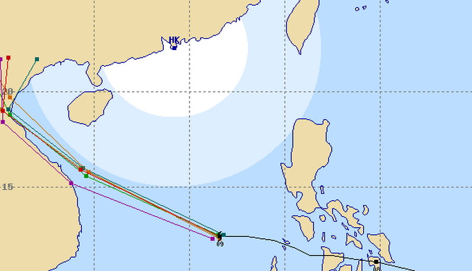 Hình ảnh cho thấy sự khác biệt trong dự báo đường đi của bão Haiyan của các trung tâm dự báo trong khu vực: đường màu đỏ là dự báo của Hong Kong, màu tím là của Mỹ, màu cam là của Nhật Bản, màu xanh lá của Đài Loan, màu xanh biển của Trung Quốc (ảnh chụp màn hình)