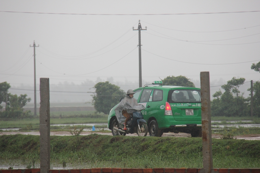  Xe taxi đang chở  người dân Bình Châu lên thành phố tránh bão.