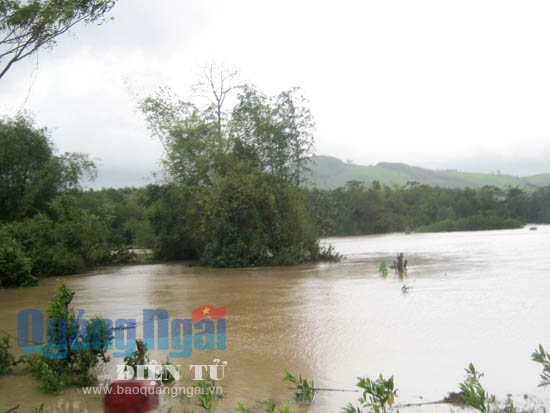 Nhiều vùng ở huyện Ba Tơ bị ngập sâu trong nước và cô lập