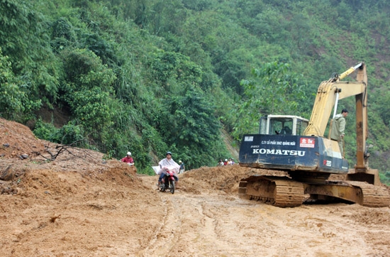 Tuyến tỉnh lộ 623 đoạn qua xã Sơn Thương, huyện Sơn Hà bị sạt lở