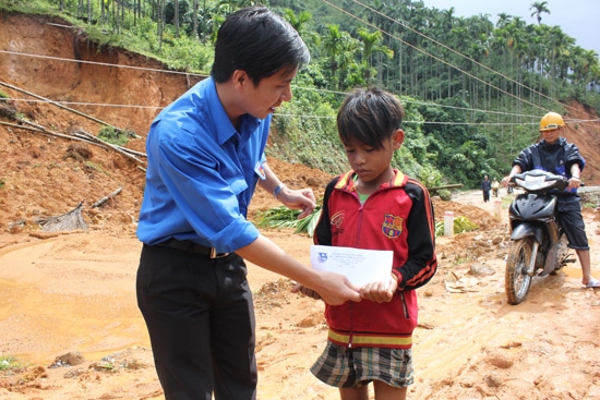 Đại diện Tỉnh đoàn Quảng Ngãi trao quà hỗ trợ cho gia đình 2 nạn nhân mất tích do sạt lở núi ở xã Sơn Dung