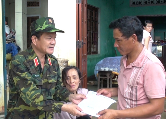 Thiếu tướng Tạ Nhân, Chủ nhiệm Chính trị Quân khu 5 tặng quà cho gia đình ông Cao Đinh Ty ở huyện Tư Nghĩa                             