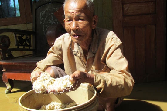 Ông Mai Văn Thiệt xót xa vì hũ gạo trộn chung với bùn đất.