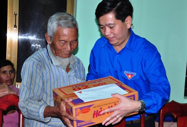 Đại diện Trung ương Đoàn trao quà cho bà con xã Phổ Minh