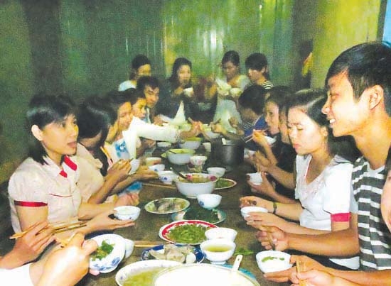 Bữa ăn tối tập thể của giáo viên Trường Tiểu học- THCS Sơn Bua.