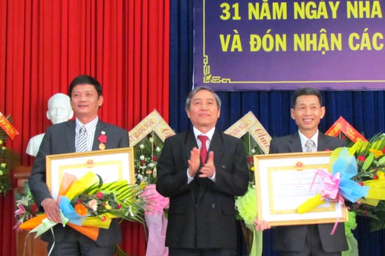 Phó Chủ tịch UBND tỉnh trao Huân chương Lao động cho các cá nhân.
