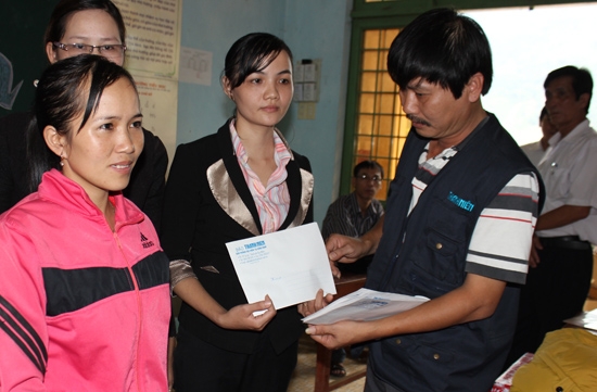 Báo Thanh Niên cũng trao 11 suất quà cho các giáo viên ở nội trú tại trường