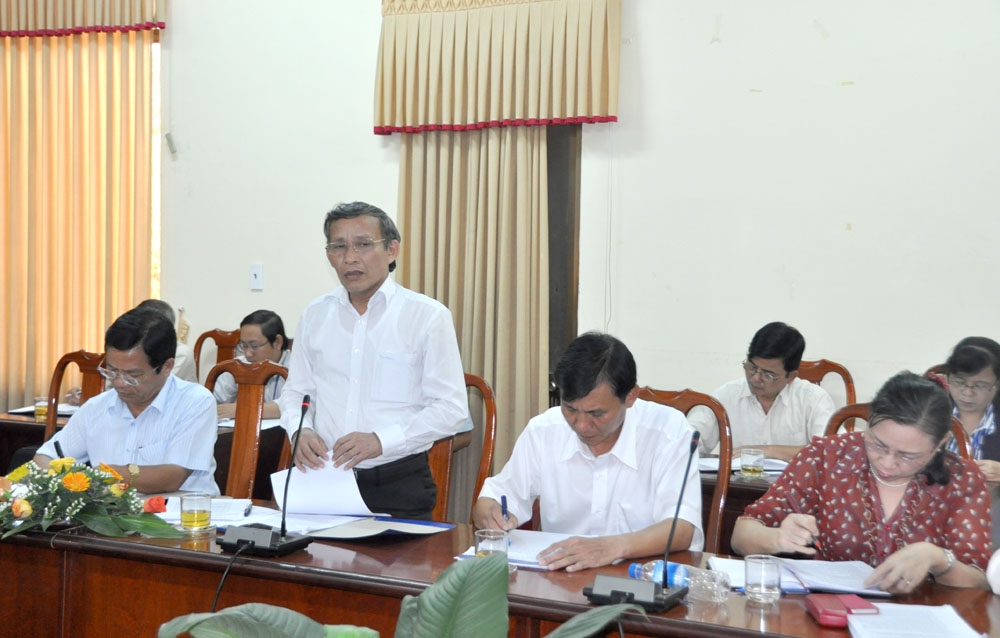 Chủ tịch UBND tỉnh Cao Khoa phát biểu chỉ đạo tại cuộc họp.