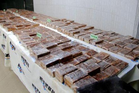 600 bánh heroin được trưng bày tại tòa nhà của Văn phòng Điều tra Hình sự Đài Loan ở Đài Bắc.