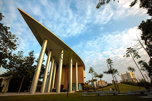 Bảo tàng Đông Nam Á hình cánh diều nổi bật trên nền trời xanh.