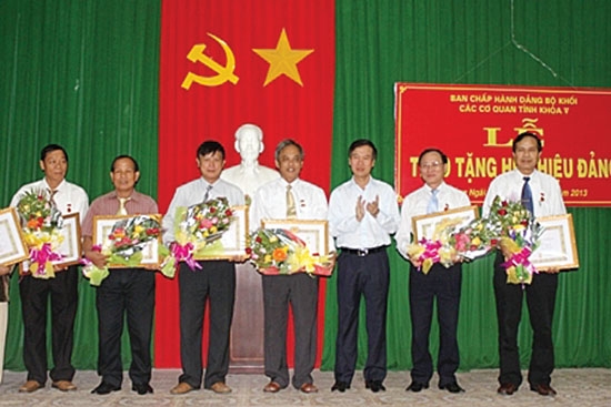 Bí thư Tỉnh ủy Võ Văn Thưởng chúc mừng các đảng viên nhận Huy hiệu 40 năm tuổi Đảng. Ảnh: THANH THUẬN
