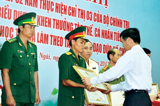 Một số cá nhân trong LLVT được Tỉnh ủy tặng Bằng khen tại Hội nghị sơ kết 2 năm thực hiện Chỉ thị 03 của Bộ Chính trị.