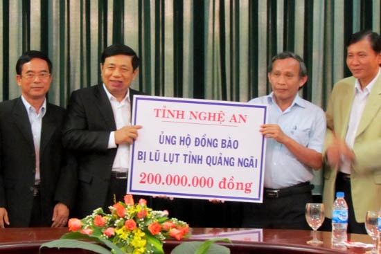 Ông Nguyễn Xuân Đường trao tiền hỗ trợ cho đồng bào vùng lũ Quảng Ngãi.