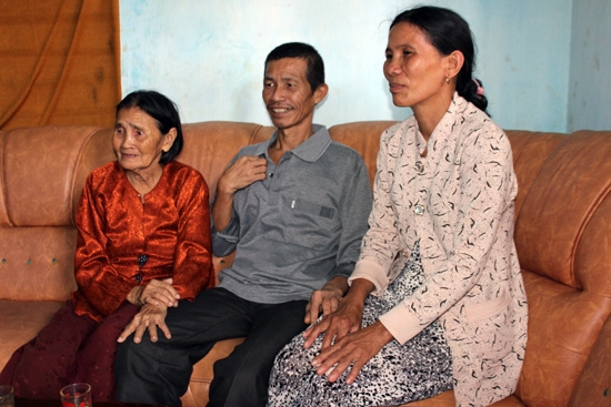 Người mẹ già của ông Thảo và vợ là bà Lê Thị Thơm gặp lại người thân sau nhiều năm xa cách