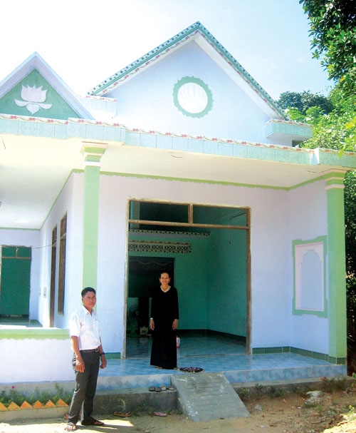 Bà Đinh Thị Niêu, ở thôn Bồ Nung, xã Sơn Kỳ có con đi XKLĐ ở Malaysia năm 2010 gửi tiền về giúp bà có điều kiện làm nhà mới.