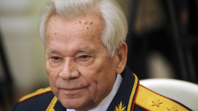 Ông Mikhail Kalashnikov mừng sinh nhật thứ 90 tại điện Kremlin năm 2009 - Ảnh: Reuters