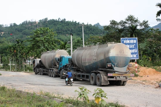 Xe tải lưu hành trên tuyến đường Sơn Hà - Sơn Tây.