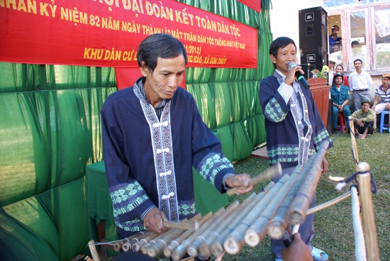 Biểu diễn đàn T’rưng tự tạo tại Ngày hội đại đoàn kết khu dân cư của người dân Làng Rào, xã Sơn Thủy.