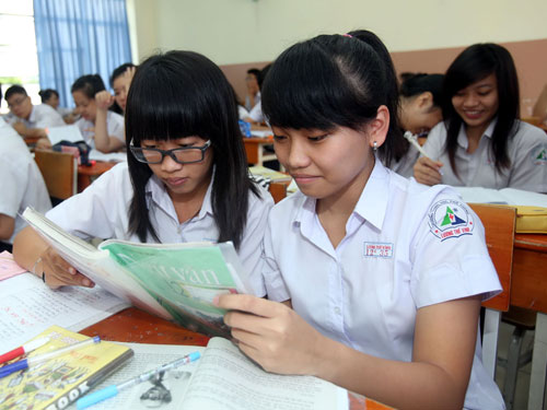 Phần đông học sinh lớp 12 Trường THPT Lương Thế Vinh (TP.HCM) phấn khởi trước thông tin giảm môn thi tốt nghiệp - Ảnh: Đào Ngọc Thạch