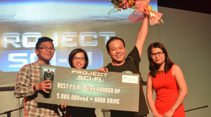 Đạo diễn trẻ Nguyễn Thành Luân (trái) cùng nhóm làm phim FTU2 Films nhận giải ba Phim xuất sắc nhất tại lễ trao giải cuộc thi WD’s Project: Sci-Fi tối 4-1. Ảnh: QUỲNH TRUNG