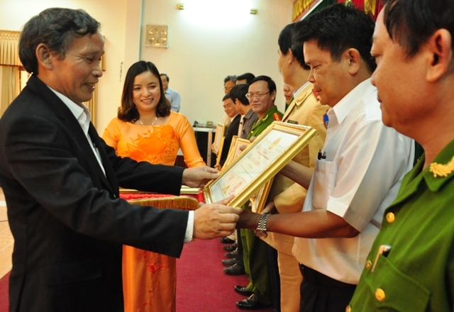 Chủ tịch UBND tỉnh Cao Khoa trao Bằng khen cho các tập thể có thành tích trong công tác bảo đảm TT ATGT năm 2013 trên địa bàn tỉnh