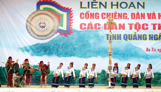Đội văn nghệ huyện Tây Trà tham gia liên hoan cồng chiêng, đàn và hát dân ca do Sở VHTT&DL tổ chức tại huyện Ba Tơ.