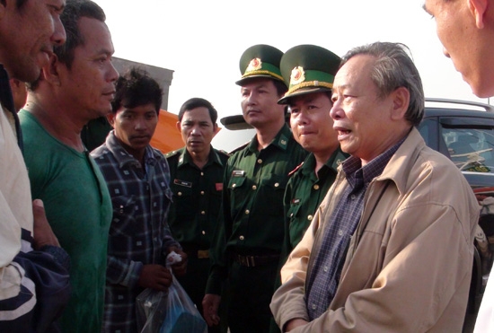 Đồng chí Phó Bí thư Tỉnh ủy Nguyễn Minh chào đón, động viên các ngư dân Philippine