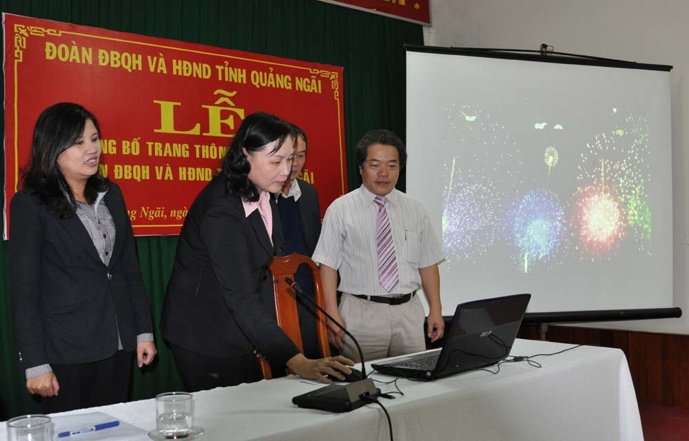 Bà Trương Thị Xuân Hồng- Phó Chủ tịch HD9ND tỉnh bấm nút khai trương trang web.