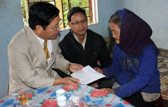 Đồng chí Chủ tịch UB MTTQVN tỉnh trao quà Tết cho bà Mai Thị Chung- Mẹ liệt sĩ