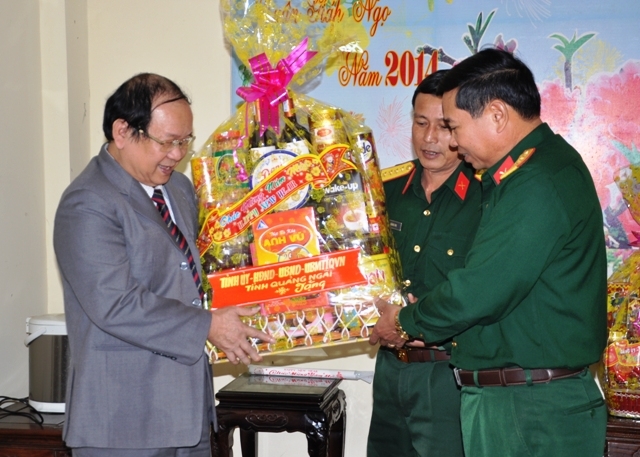 Trưởng Ban Tổ chức Tỉnh ủy Nguyễn Thanh Quang trao quà Tết cho đại diện Sư đoàn 307