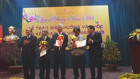 Chủ tịch Hội Nhà văn Việt Nam- nhà thơ Hữu Thỉnh trao Giải thưởng Văn học Việt Nam 2013.