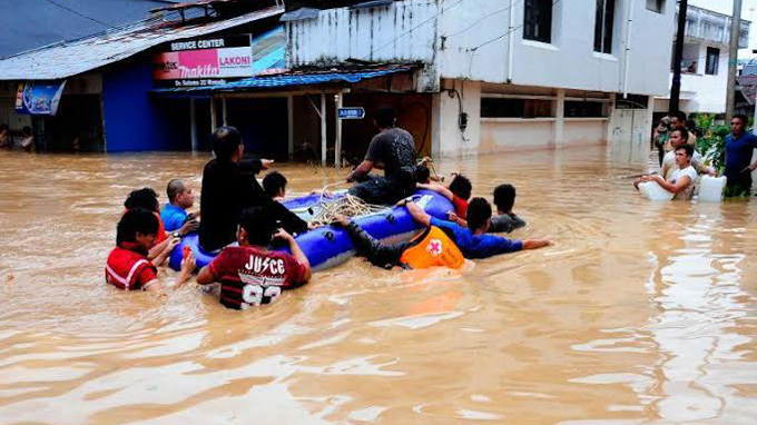  Đội cứu hộ sơ tán người dân khỏi vùng lũ tại Indonesia - Ảnh: AFP