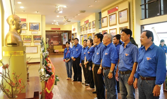 Đoàn Thanh niên Quốc tế tình nguyện tỉnh Quảng Ngãi viếng Khu tưởng niệm Bác Hồ.