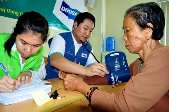 Các bác sĩ Hàn Quốc khám bệnh cho người nghèo các xã khu Đông Bình Sơn.