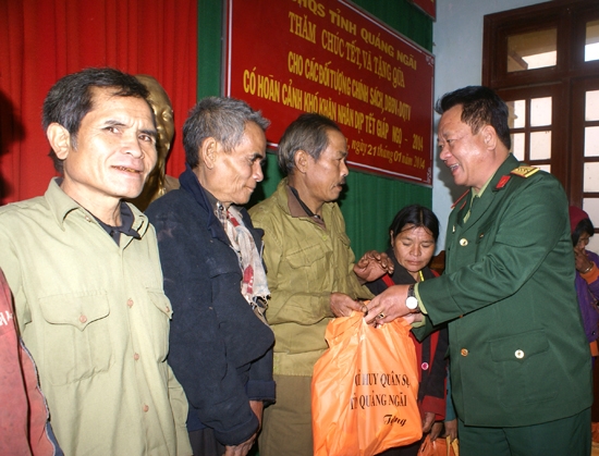 Đại tá Trần Xi Noa - Phó Chính ủy Bộ Chỉ huy quân sự tỉnh trao quà “Tết đỏ lửa” cho người nghèo xã Sơn Bua.