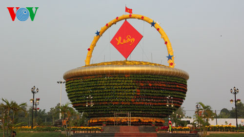Giỏ hoa lập kỷ lục lớn nhất Việt Nam