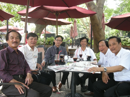 Đình Thậm, Điền Sơn (thứ nhất, thứ hai bên phải) cùng các nhạc sĩ quê Quảng Ngãi tại Đại hội đại biểu Hội Nhạc sĩ Việt Nam ở Hà Nội (7.2010).