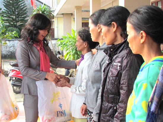 Bà Phạm Thị Thu Trang- Chủ tịch Hội LHPN tỉnh thay mặt cho các nhà tài trợ trao quà Tết cho các chị em.