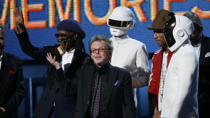 Nhà sản xuất Paul Williams nhận giải Album của năm cho album Random Access Memories của Daft Punk - Ảnh: Reuters