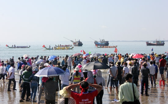 Hàng nghìn người dân tham gia cổ vũ cho lễ hội đua thuyền