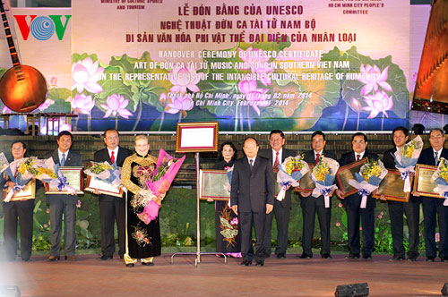 Đại diện UNESCO trao Bằng ghi danh nghệ thuật Đờn ca tài tử Nam Bộ là văn hóa phi vật thể đại diện của nhân loại