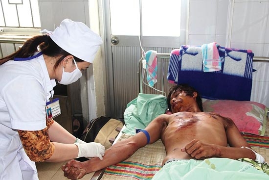 Y, bác sĩ Khoa chấn thương chỉnh hình (Bệnh viện Đa khoa tỉnh) chăm sóc nạn nhân TNGT Phạm Như Thông.