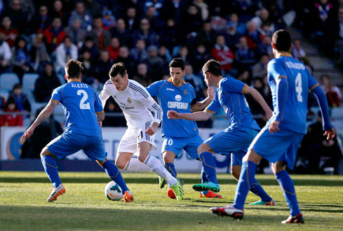 Gareth Bale trong vòng vây các hậu vệ Getafe - Ảnh: Reuters