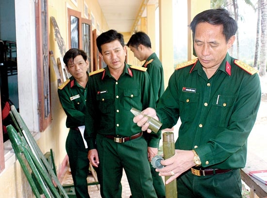 Đại tá Trương Hồng Quang, Phó Chỉ huy trưởng - Tham mưu trưởng - Bộ CHQS tỉnh kiểm tra mô hình học cụ tại Đại đội huấn luyện chiến sĩ mới.