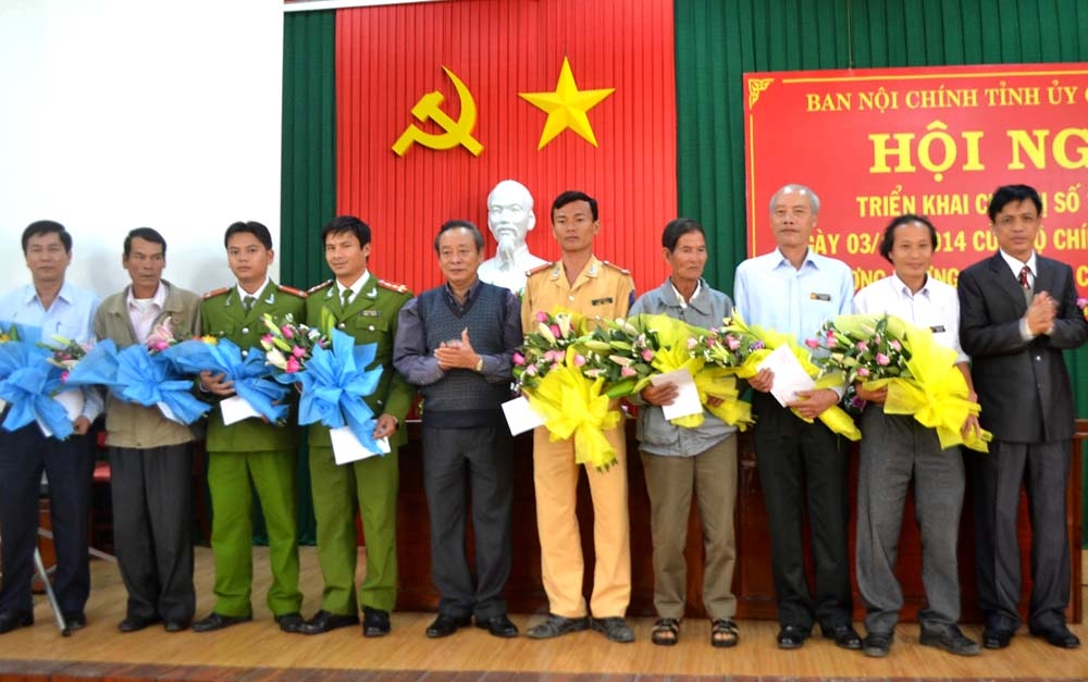 Phó Bí thư Tỉnh ủy Nguyễn Minh tặng hoa và phần thưởng cho các cá nhân.
