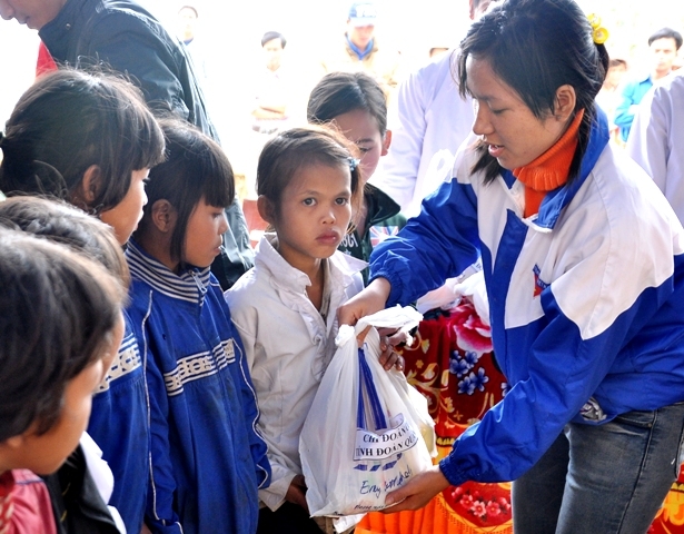 Đại diện đoàn tình nguyện trao quà cho các em học sinh nghèo